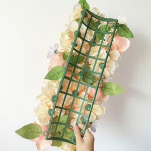 Vue détaillée de la grille arrière d'un arrangement floral artificiel de mariage.
