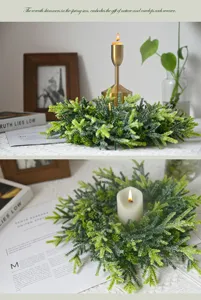 Detaillierte Makroansicht des gefrosteten Tannennadelkranzes als festlicher Weihnachtskerzenhalter.