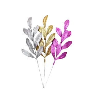 Detailansicht von künstlichen Glitzerblättern in Gold, Silber und Magenta für Bäume.