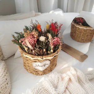 Bouquet de fleurs séchées préservées en panier tissé décoration romantique cadeau maison