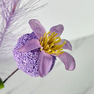 Gros plan de fruit de pavot en mousse violette avec étamines jaunes pour déco