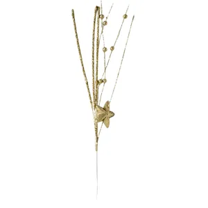 Detailansicht eines schimmernden goldenen Deko-Zweigs mit Sternen und glänzenden Perlen