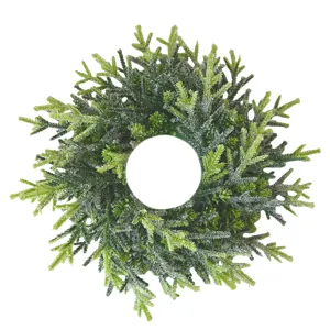 Dekorativer, gefrosteter künstlicher Kiefernnadel-Weihnachtskranz für Kerzenhalter und Wand.