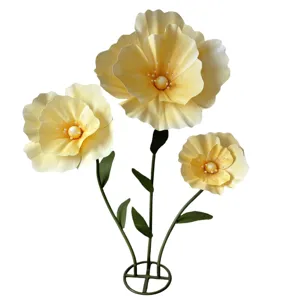 Vue détaillée de grandes fleurs de coquelicot artificielles jaunes avec des feuilles et support.
