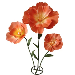 Grande composition de fleurs de coquelicot artificielles avec base en métal pour mariage.