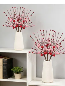 Dettaglio di rami di cuore artificiali in vaso per decorazione San Valentino e casa