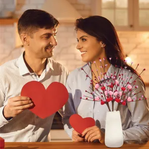 Rami di cuori artificiali in vaso bianco, romantica decorazione per la casa di San Valentino.