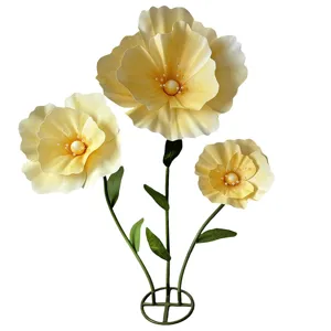 Grandes fleurs de coquelicot artificielles avec tiges vertes pour décoration de mariage.