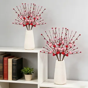 Rami decorativi di cuori rosa artificiali di San Valentino in vaso bianco per casa
