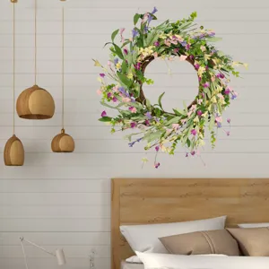 Handgemaakte kunstmatige lentekrans met wilde bloemen in een moderne slaapkamer