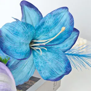 Detailansicht einer blauen künstlichen Lilie im Ölgemälde-Stil mit feiner Struktur.