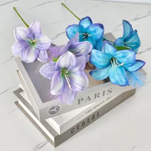 Detaillierte Nahaufnahme künstlicher Ölgemälde-Lilien in lila und blauen Tönen