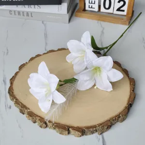 Makroansicht weißer künstlicher Lilien auf einer rustikalen Holzscheibe