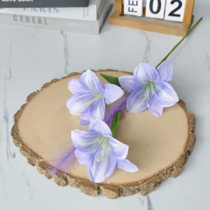 Detail von drei lila Seidenölmalerei-Lilien auf einer rustikalen Holzscheibe