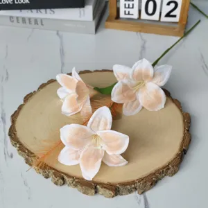 Detailaufnahme von künstlichen Ölgemälde-Lilien auf einer rustikalen Holzscheibe