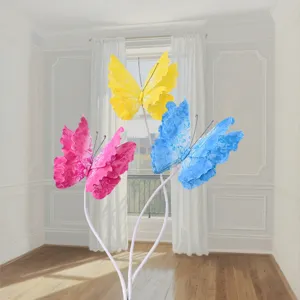 Große bunte PE-Schmetterlingsdekorationen für Hochzeitswege in Gelb, Rosa und Blau.