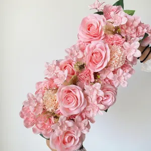 Gros plan sur les détails du chemin de fleurs artificielles roses pour la décoration.