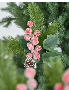 Künstlicher Weihnachts-Pinienzweig Detail mit gefrosteten Beeren und Tannenzapfen.