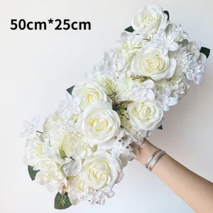 Composition florale artificielle de roses blanches chemin de table mariage 50x25cm