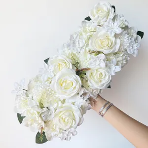 Rangée de fleurs de mariage artificielle blanche rose en soie décoration florale.