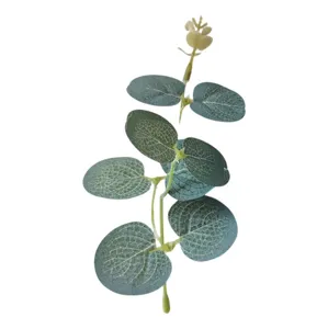 Detailweergave van een kunstmatige eucalyptus-tak met realistische bladeren.