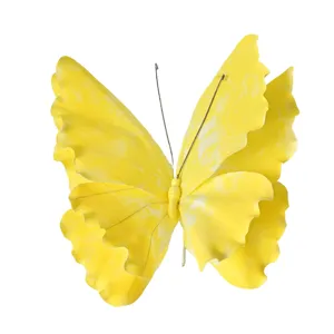 Detailansicht eines gelben 3D-Marmorschmetterlings für Hochzeiten und Dekorationen