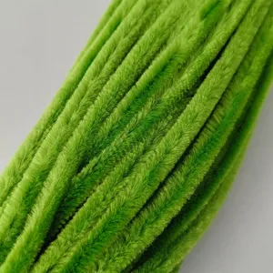 Makro-Detail von flauschigen grünen Pfeifenreinigern für DIY-Sonnenblumen-Bastelarbeiten.