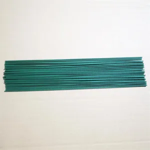 Detaillierte Nahaufnahme grüner Blumenstiele für DIY-Sonnenblumenstrauß-Bastelsets