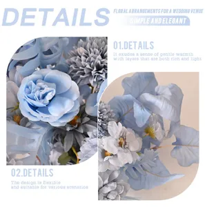 Détail de l'arrangement floral artificiel bleu montrant des couches riches et une texture élégante.