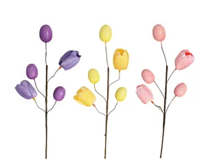 Detailansicht von drei bunten Osterzweigen mit gefleckten Eiern und künstlichen Tulpen