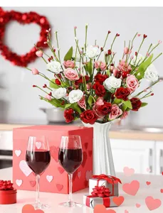 Pics de roses artificielles et cœurs élégants pour décoration de table romantique.