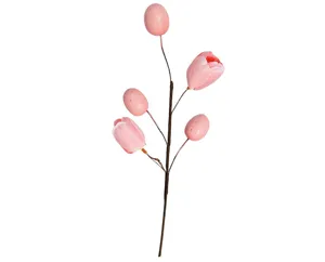 Künstlicher Osterblütenzweig mit rosa Tulpen und dekorativen gesprenkelten Eiern