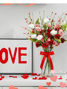 Composition de roses artificielles romantiques avec cœurs dans un vase pour la Saint-Valentin.