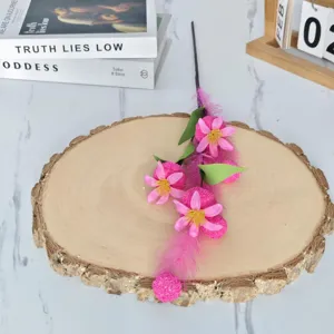 Branche de fruit de pavot en mousse rose sur une tranche de bois rustique, gros plan