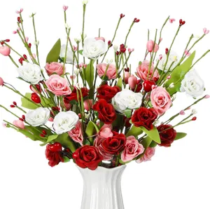 Détail d'un bouquet de roses artificielles avec des baies en forme de cœur en vase