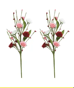 Vue détaillée de tiges de roses artificielles roses et rouges pour la décoration