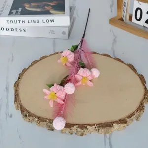 Vue macro détaillée d'une branche de fruit de pavot en mousse rose sur socle en bois