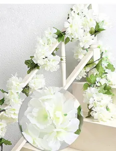 Détail en gros plan d'une guirlande de fleurs de cerisier artificielles pour mariage