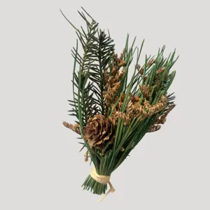 Detail d'un petit bouquet de fleurs séchées avec aiguilles de pin et pommes de pin.
