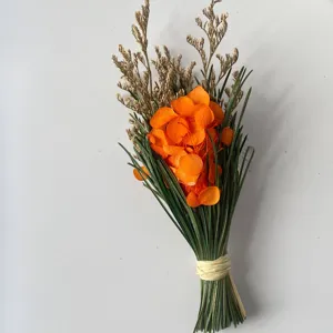 Petit bouquet de fleurs séchées préservées avec des pétales orange pour déco de table.