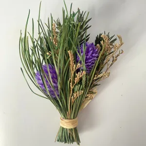 Vue rapprochée détaillée du bouquet de fleurs séchées avec bourgeons violets et aiguilles.