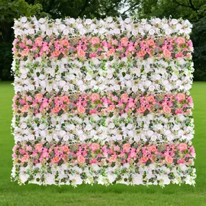 Dettaglio di parete di fiori finti quadrata con rose rosa e bianche per matrimoni.