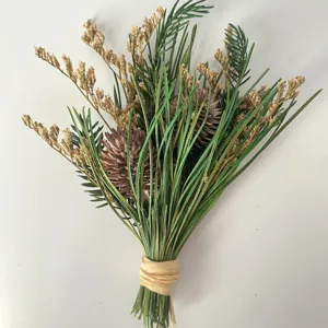 Bouquet de fleurs séchées naturelles avec pommes de pin et aiguilles de pin pour déco cadeau.