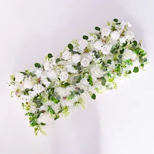 Vista dettagliata di rose di seta bianche e verde per decorazioni floreali da matrimonio.