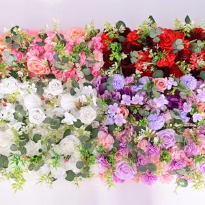Vista ravvicinata di file di fiori di seta per matrimoni con rose ed eucalipto.