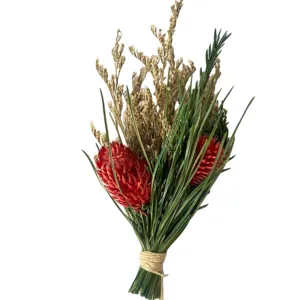 Mini bouquet de fleurs séchées avec pommes de pin rouges, idéal pour déco de table et cadeau.