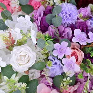 Vista dettagliata di vivaci fiori di seta artificiali per archi nuziali e decorazioni.
