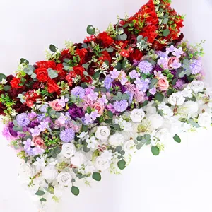 Dettaglio macro di un muro di fiori finti colorati per decorazioni di archi nuziali