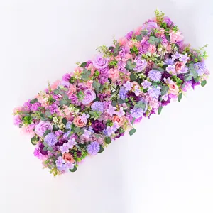 Vista dettagliata di una fila di fiori di seta colorati per decorazioni di archi nuziali