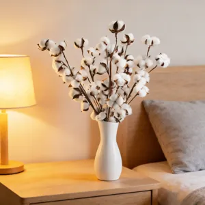 Bouquet de fleurs de coton séchées en vase blanc pour décoration d'intérieur, ornement de table.